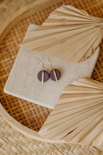 RAVI - runde Polymer Ton Creolen mit langem Messing Anhänger in Aubergine