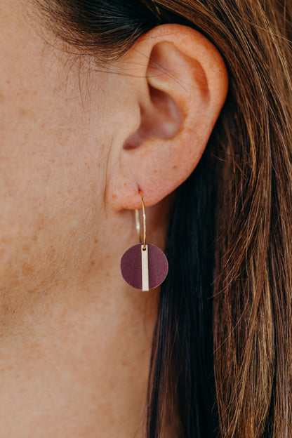 RAVI - runde Polymer Ton Creolen mit langem Messing Anhänger in Aubergine