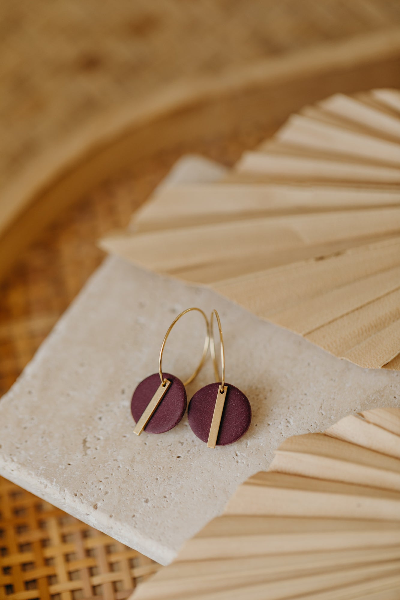 RAVI - runde Polymer Ton Creolen mit langem Messing Anhänger in Merlot