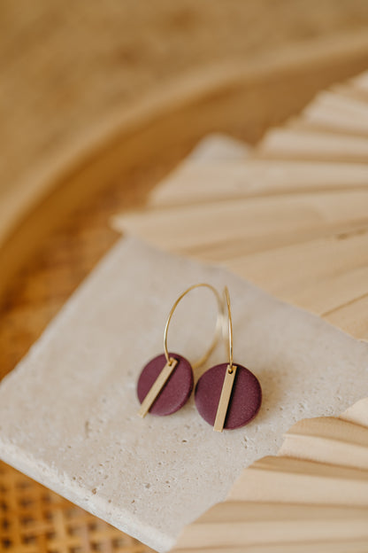 RAVI - runde Polymer Ton Creolen mit langem Messing Anhänger in Merlot