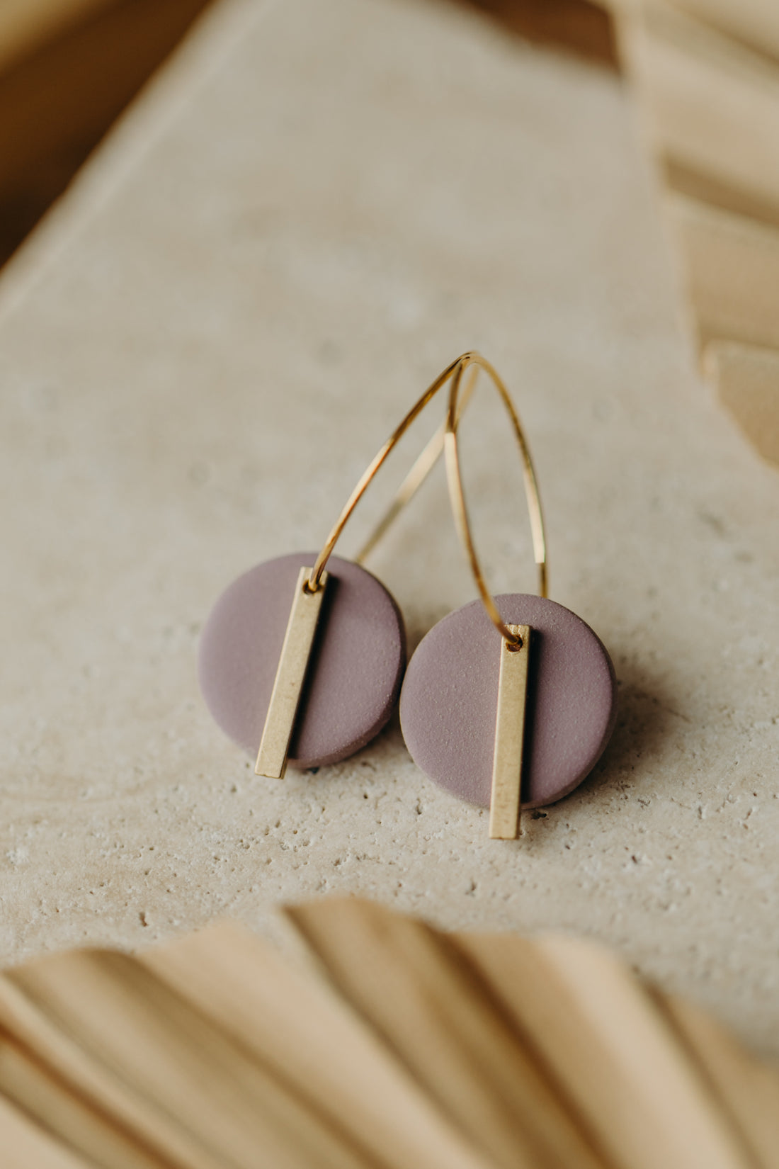 RAVI - runde Polymer Ton Creolen mit langem Messing Anhänger in Flieder