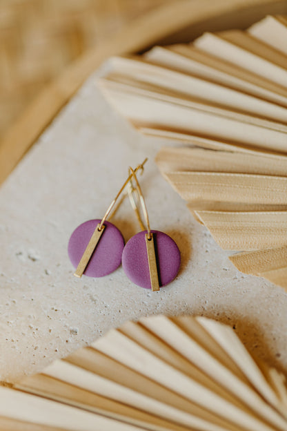 RAVI - runde Polymer Ton Creolen mit langem Messing Anhänger in Misty Mauve