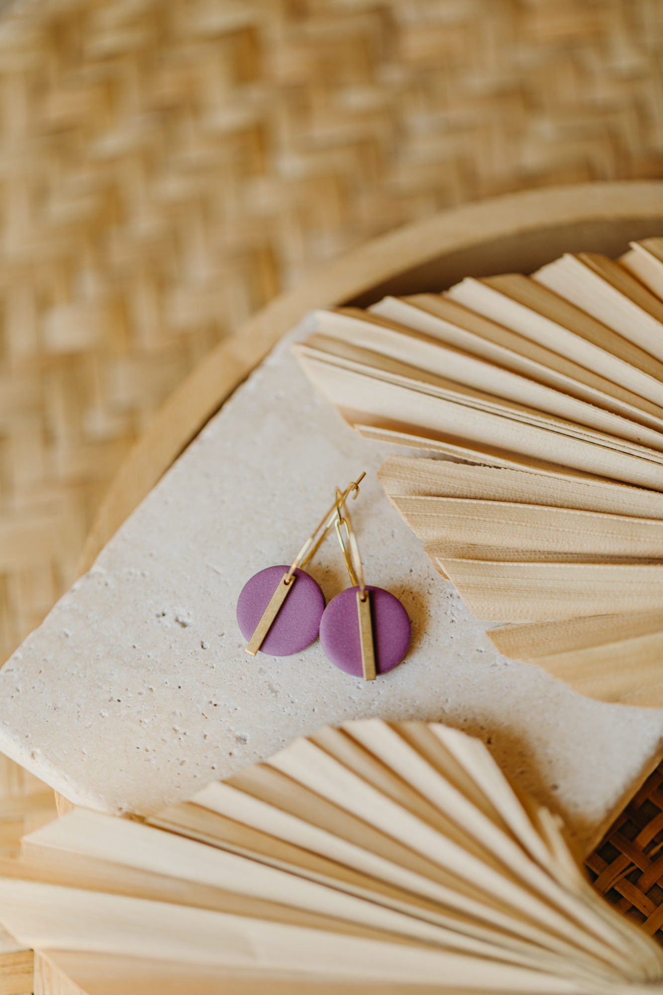 RAVI - runde Polymer Ton Creolen mit langem Messing Anhänger in Misty Mauve