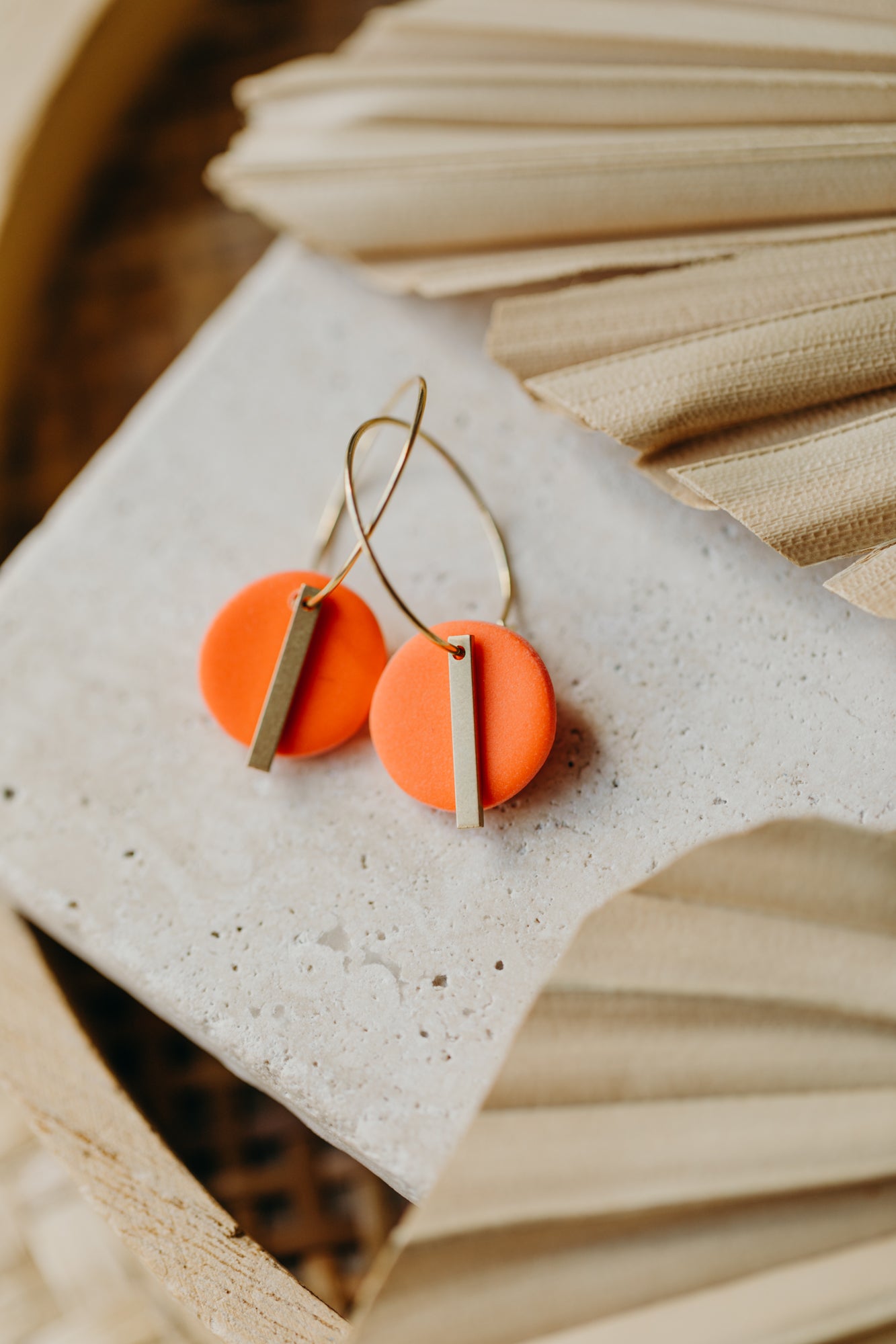 RAVI - runde Polymer Ton Creolen mit langem Messing Anhänger in Orange