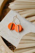 RAVI - runde Polymer Ton Creolen mit langem Messing Anhänger in Orange