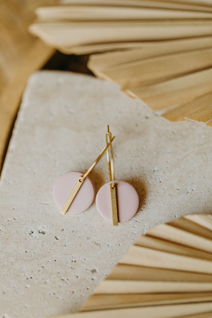 RAVI - runde Polymer Ton Creolen mit langem Messing Anhänger in Rosa