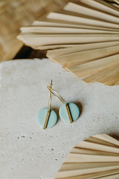 RAVI - runde Polymer Ton Creolen mit langem Messing Anhänger in Salbeigrün