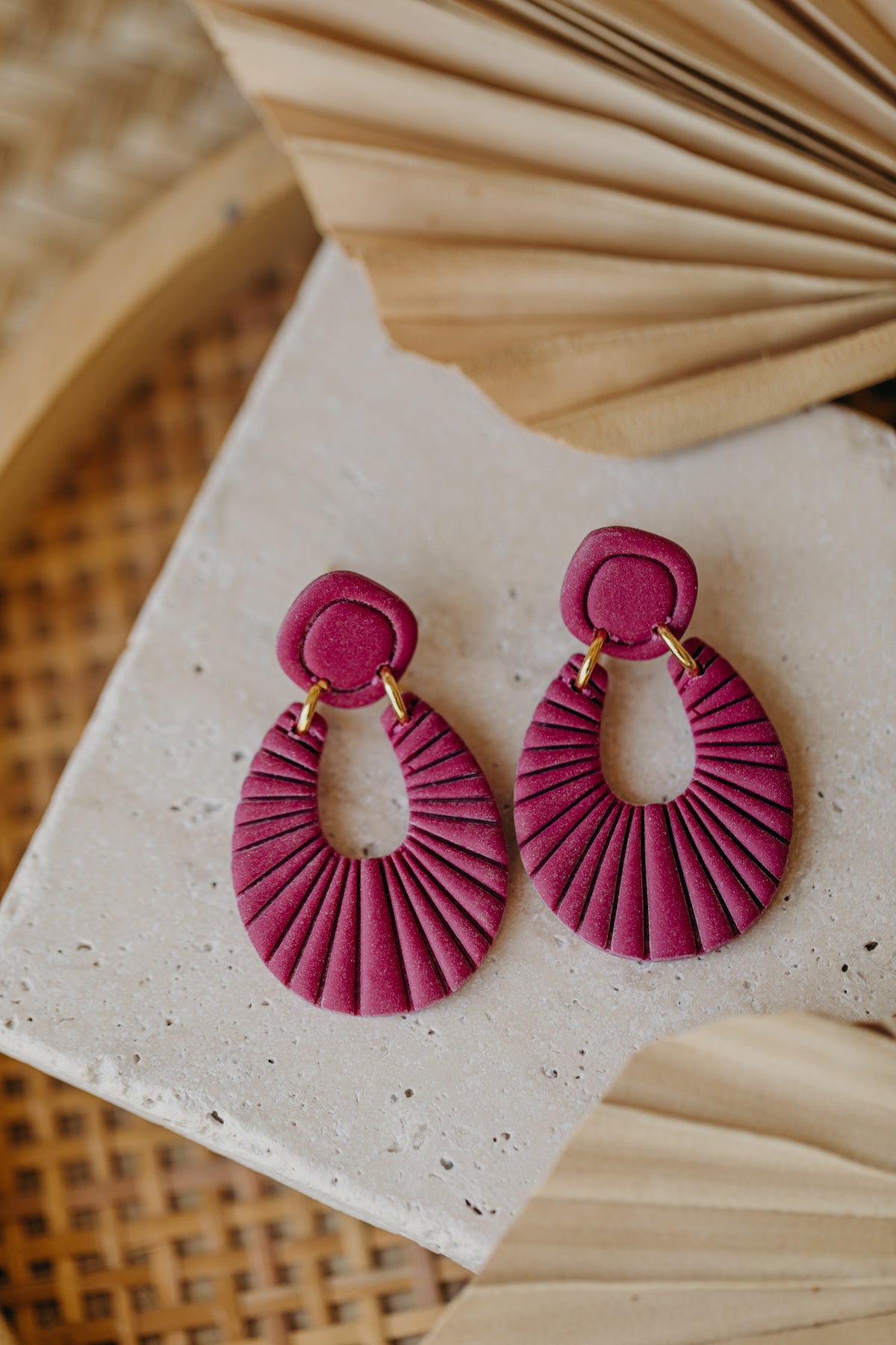 RILEY - einfarbige Polymer Ton Ohrringe in Fuchsia