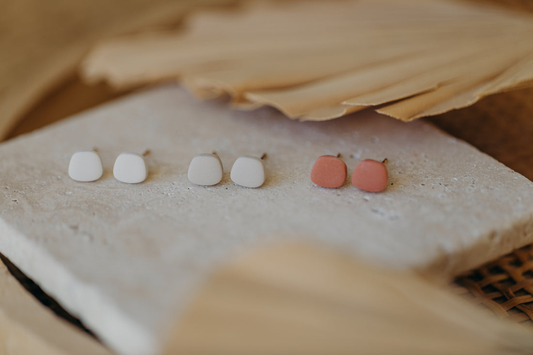 RIVA - organische eckige Ohrstecker aus Polymer Ton