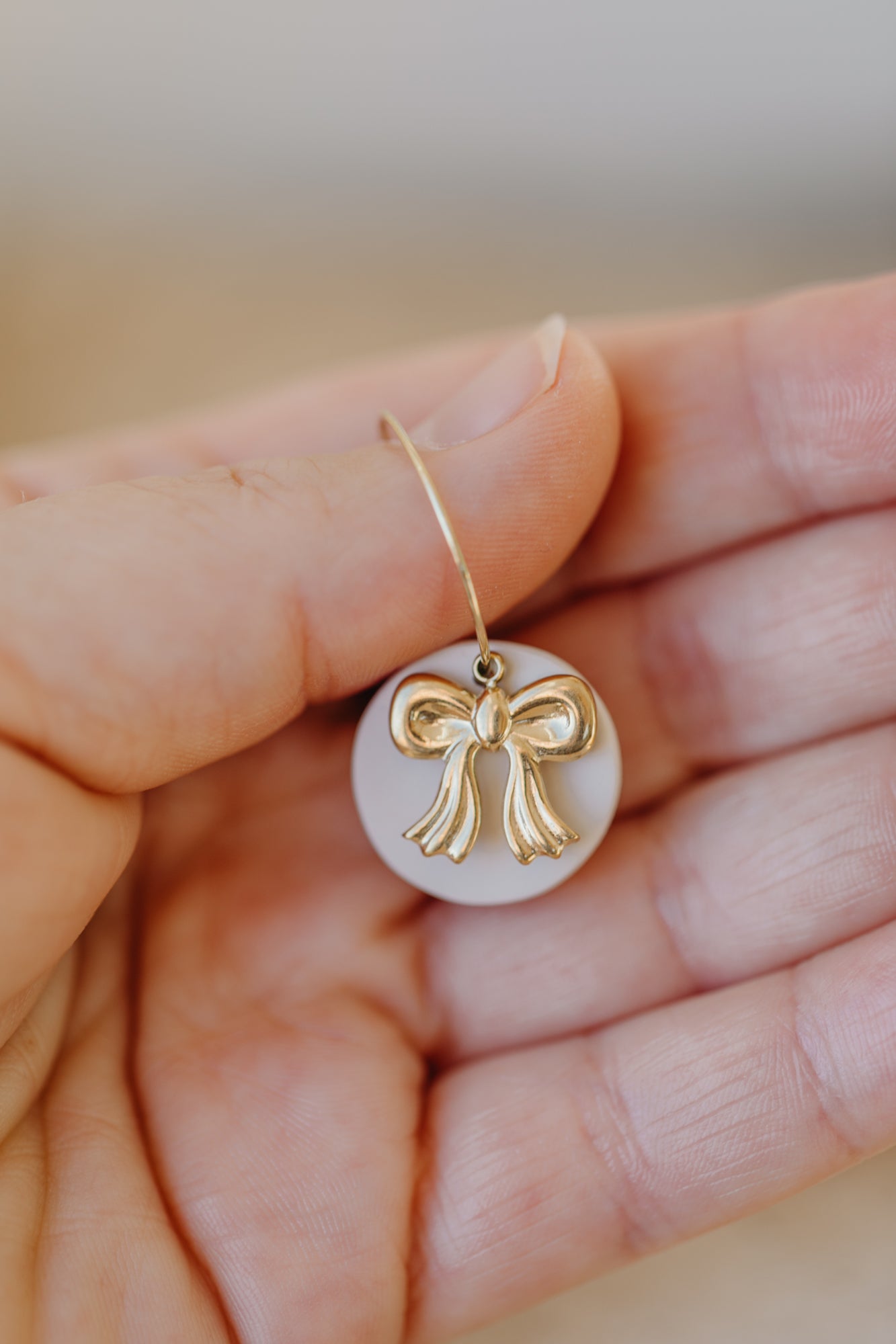 ROSALIE - runde helle Polymer Ton Creolen mit goldener Schleife