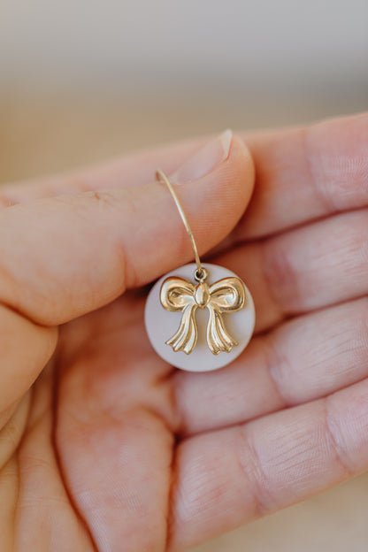 ROSALIE - runde helle Polymer Ton Creolen mit goldener Schleife