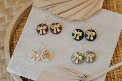 ROSALIE - runde helle Polymer Ton Creolen mit goldener Schleife