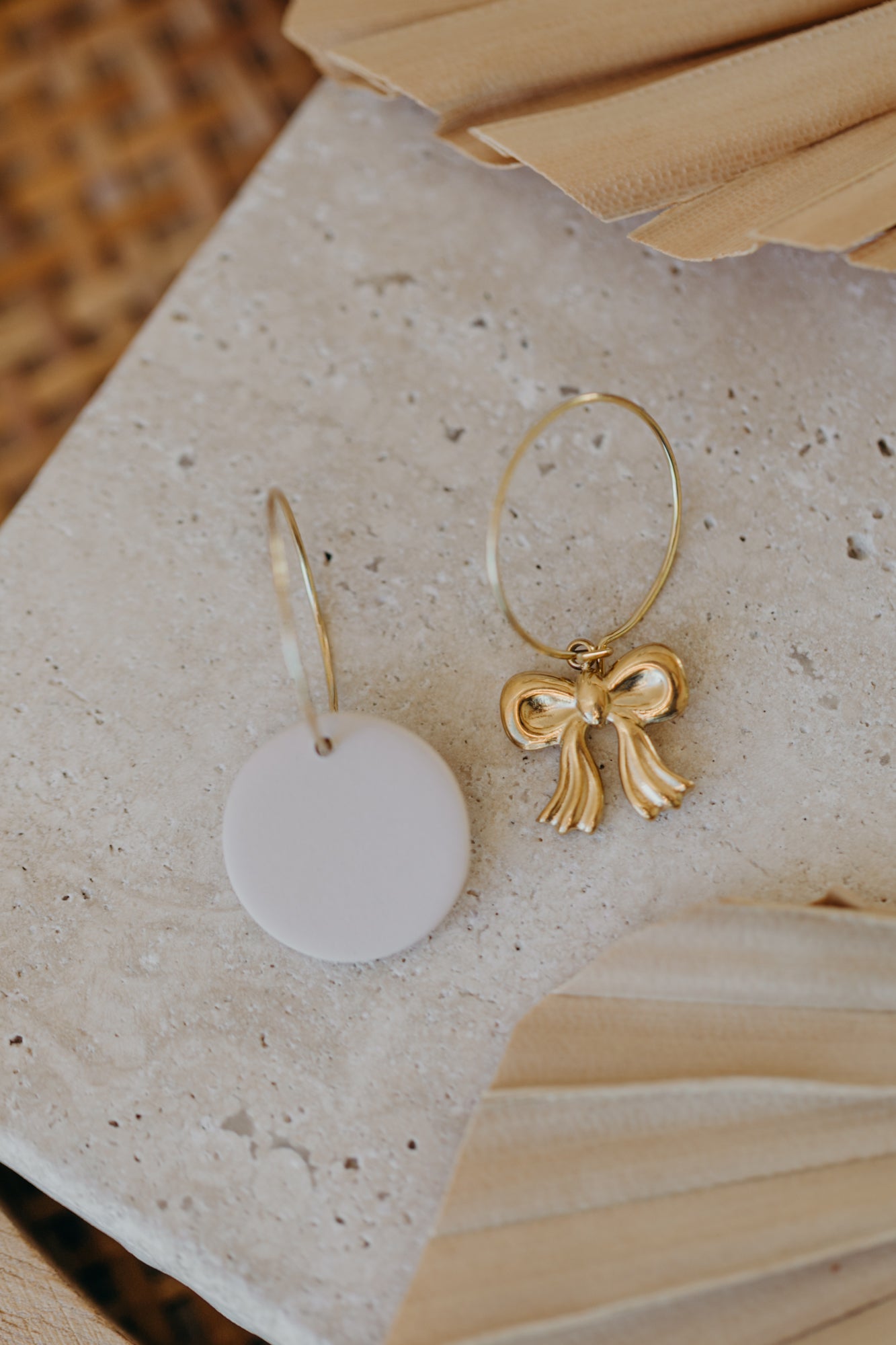 ROSALIE - runde helle Polymer Ton Creolen mit goldener Schleife