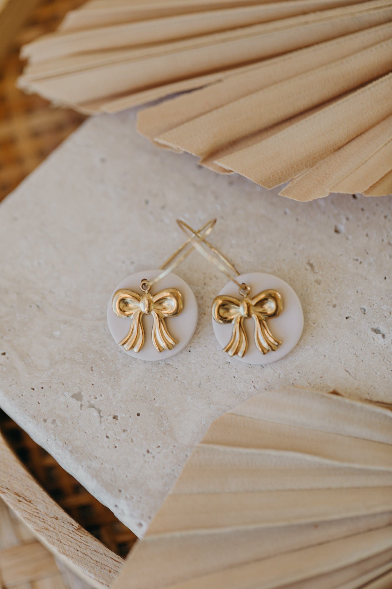 ROSALIE - runde helle Polymer Ton Creolen mit goldener Schleife