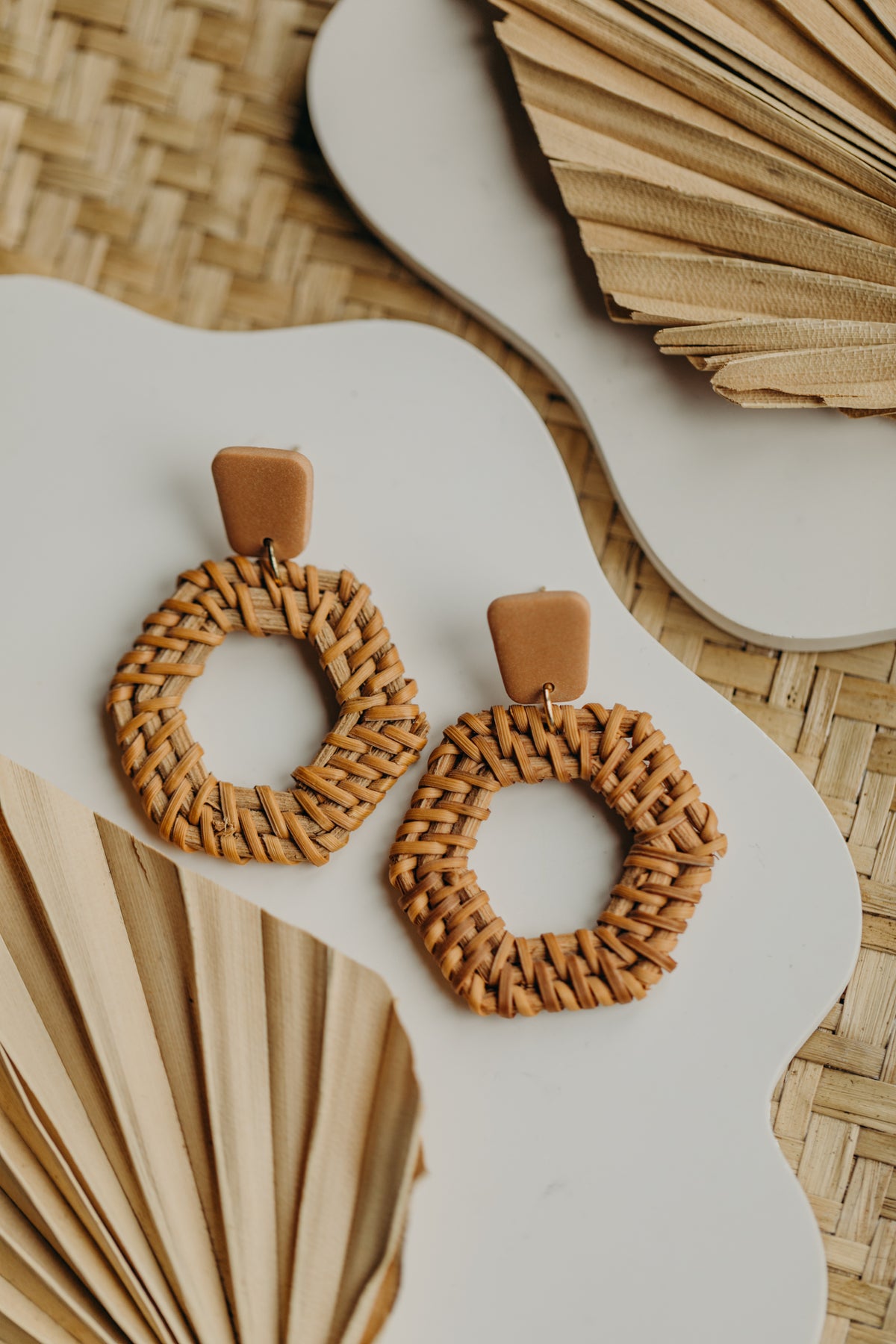 altrosa Polymer Ton Ohrringe mit Rattan Anhänger Sechseck