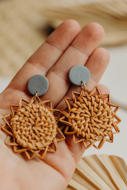 runde Polymer Ton Ohrringe in der Farbe Blau-Grau mit Rattan Anhänger Sonne