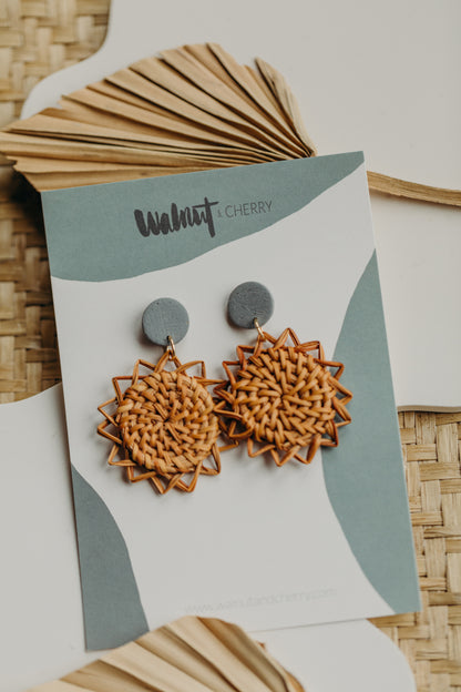 runde Polymer Ton Ohrringe in der Farbe Blau-Grau mit Rattan Anhänger Sonne