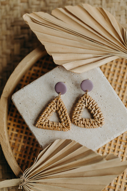 Runde Polymer Ton Ohrringe mit dreieckigem Rattan Anhänger in der Farbe Flieder