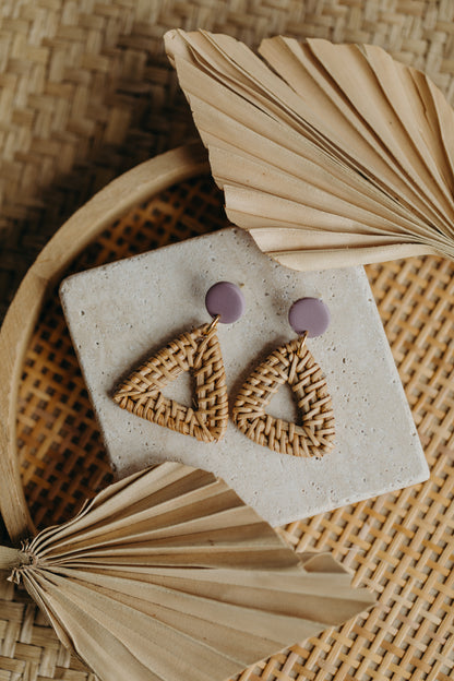 Runde Polymer Ton Ohrringe mit dreieckigem Rattan Anhänger in der Farbe Flieder