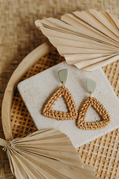 Dreieckige Polymer Ton Ohrringe mit dreieckigem Rattan Anhänger in der Farbe Lindgrün