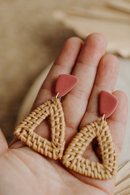 Dreieckige Polymer Ton Ohrringe mit dreieckigem Rattan Anhänger in der Farbe Ziegelrot