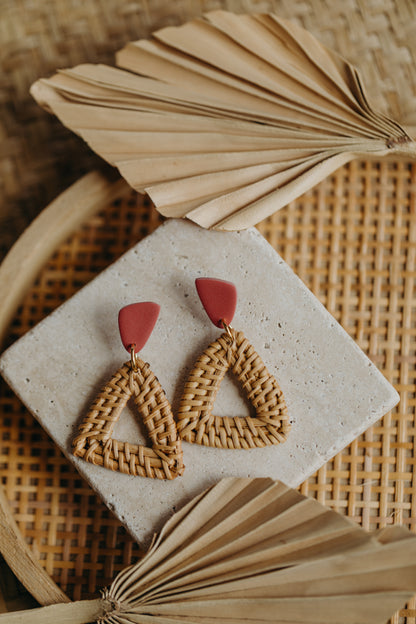 Dreieckige Polymer Ton Ohrringe mit dreieckigem Rattan Anhänger in der Farbe Ziegelrot