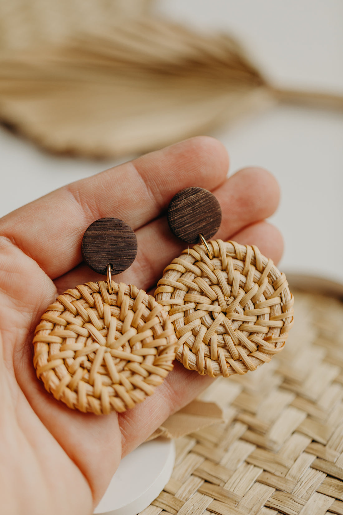 braune Polymer Ton Ohrringe mit rundem Rattan Anhänger