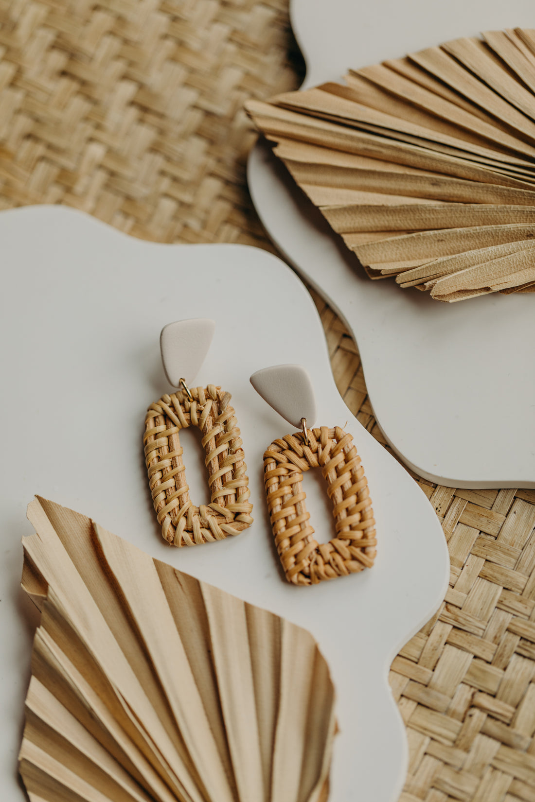 Polymer Ton Ohrringe mit Rattan Anhänger Rechteck in der Farbe Vanille