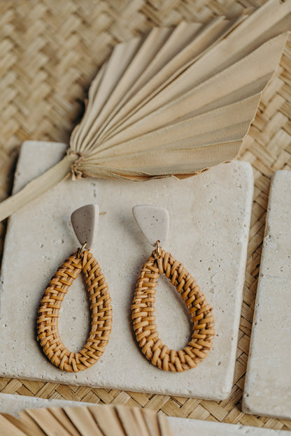 helle Polymer Ton Ohrringe mit Rattan Anhänger Tropfen in der Farbe Kalk
