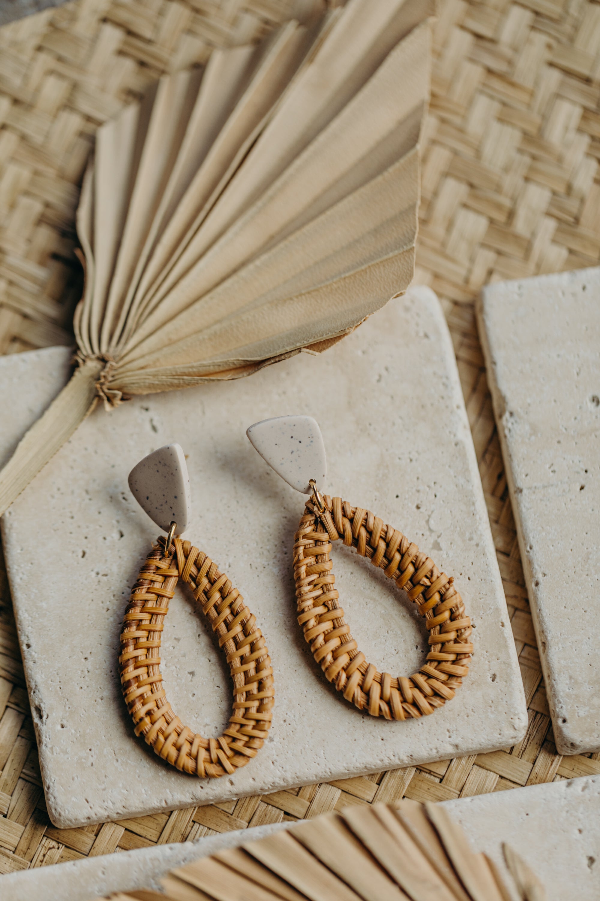 helle Polymer Ton Ohrringe mit Rattan Anhänger Tropfen in der Farbe Kalk