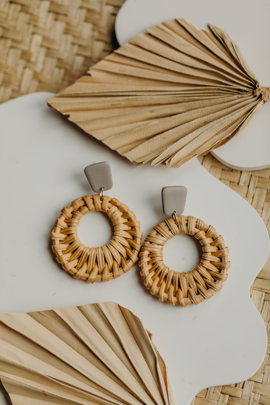 helle Polymer Ton Ohrringe in der Farbe Kieselstein mit Rattan Anhänger Kreis