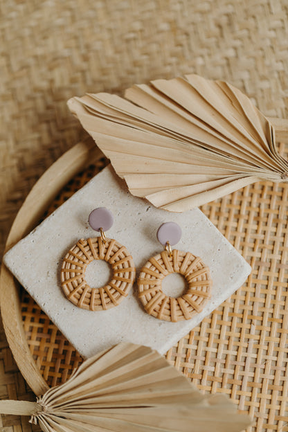 Runde Polymer Ton Ohrringe in der Farbe Flieder mit Rattan Anhänger Kreis