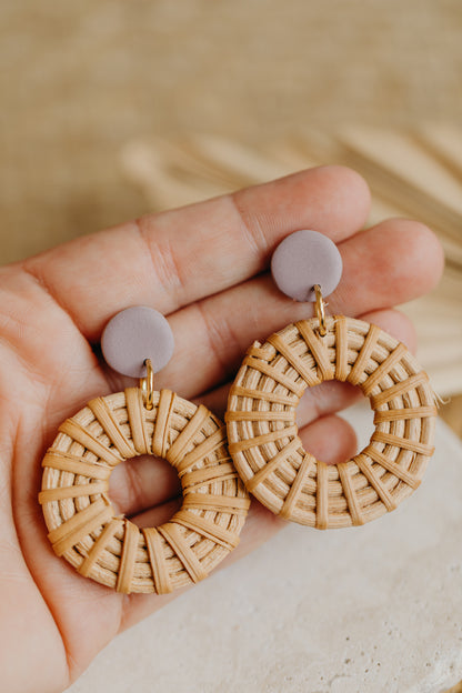 Runde Polymer Ton Ohrringe in der Farbe Flieder mit Rattan Anhänger Kreis