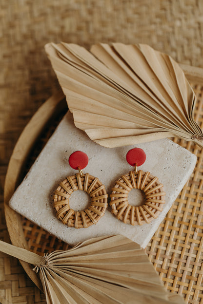 Runde rote Polymer Ton Ohrringe mit rundem Rattan Anhänger