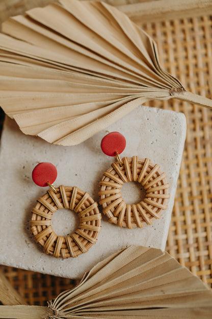 Runde rote Polymer Ton Ohrringe mit rundem Rattan Anhänger