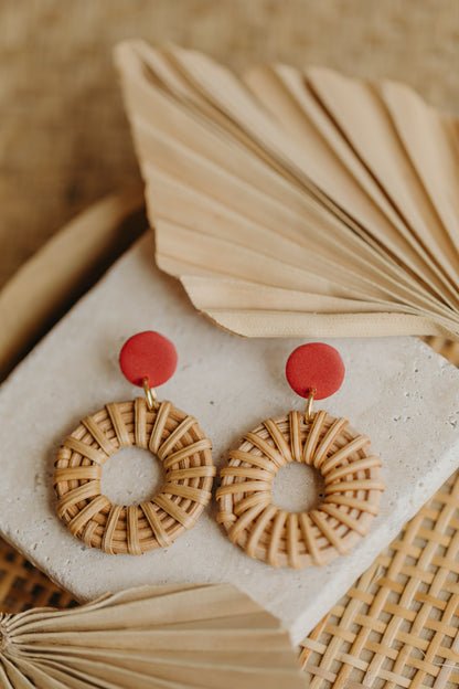 Runde rote Polymer Ton Ohrringe mit rundem Rattan Anhänger