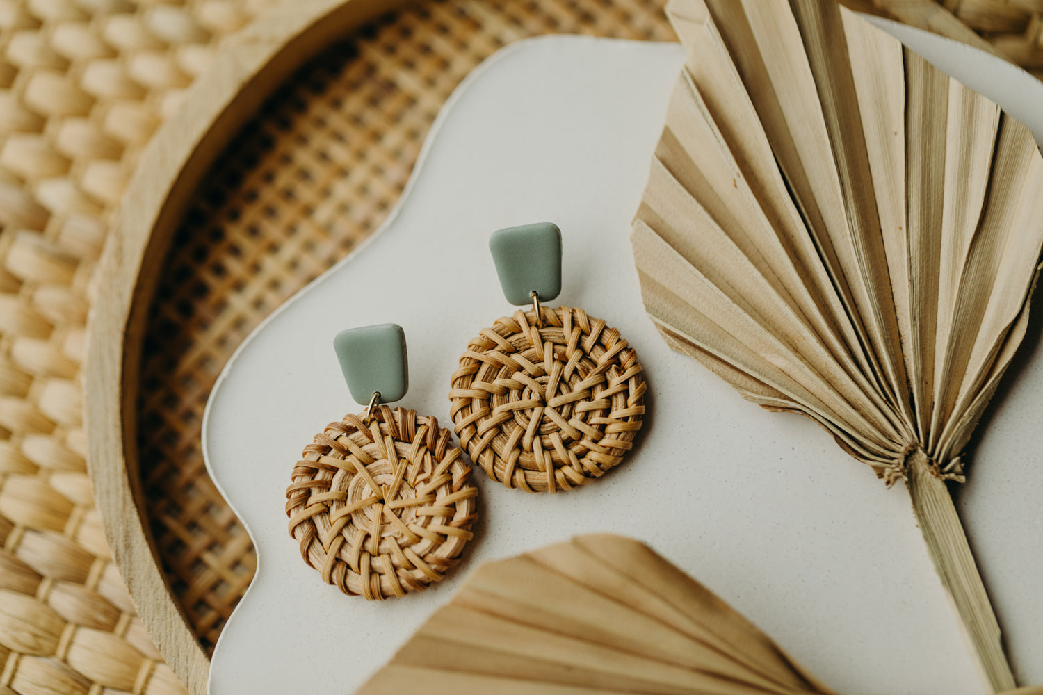 eckige Polymer Ton Ohrringe in der Farbe Mint mit rundem Rattan Anhänger