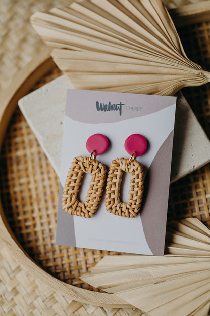Runde pinke Polymer Ton Ohrringe mit rechteckigem Rattan Anhänger