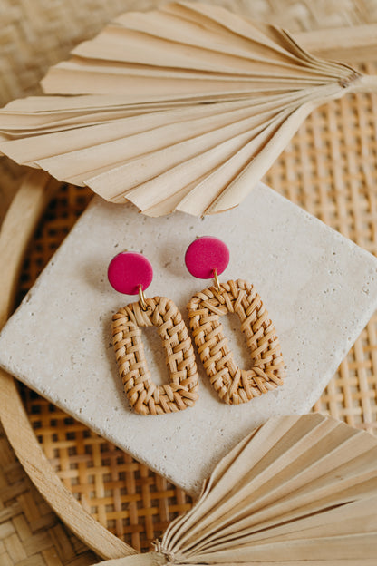 Runde pinke Polymer Ton Ohrringe mit rechteckigem Rattan Anhänger