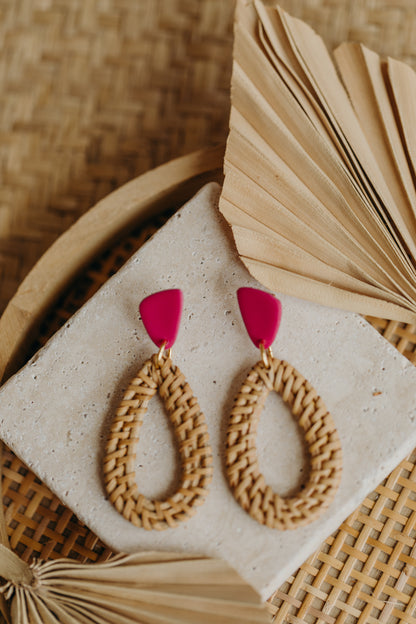 Dreieckige Polymer Ton Ohrringe mit Rattan Anhänger Tropfen in der Farbe Dunkles Pink