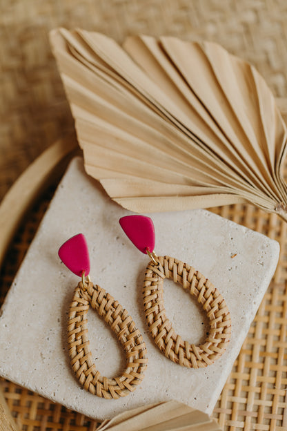 Dreieckige Polymer Ton Ohrringe mit Rattan Anhänger Tropfen in der Farbe Dunkles Pink