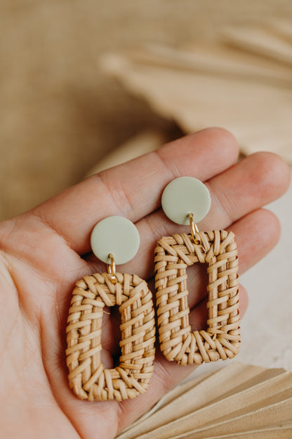 Runde Polymer Ton Ohrringe in Lindgrün mit rechteckigem Rattan Anhänger