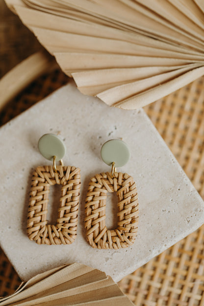 Runde Polymer Ton Ohrringe in Lindgrün mit rechteckigem Rattan Anhänger