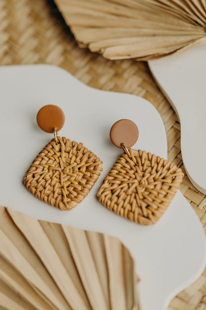 runde Polymer Ton Ohrringe in der Farbe hellem Braun mit Rattan Anhänger Rechteck