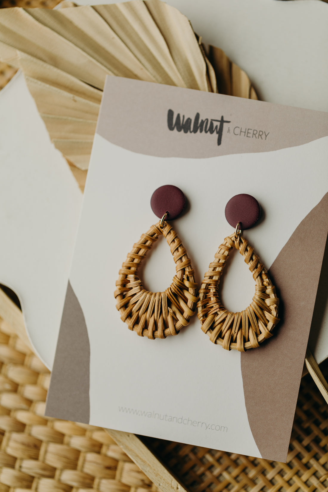 Polymer Ton Ohrringe in der Farbe Merlot mit Rattan Anhänger Tropfen