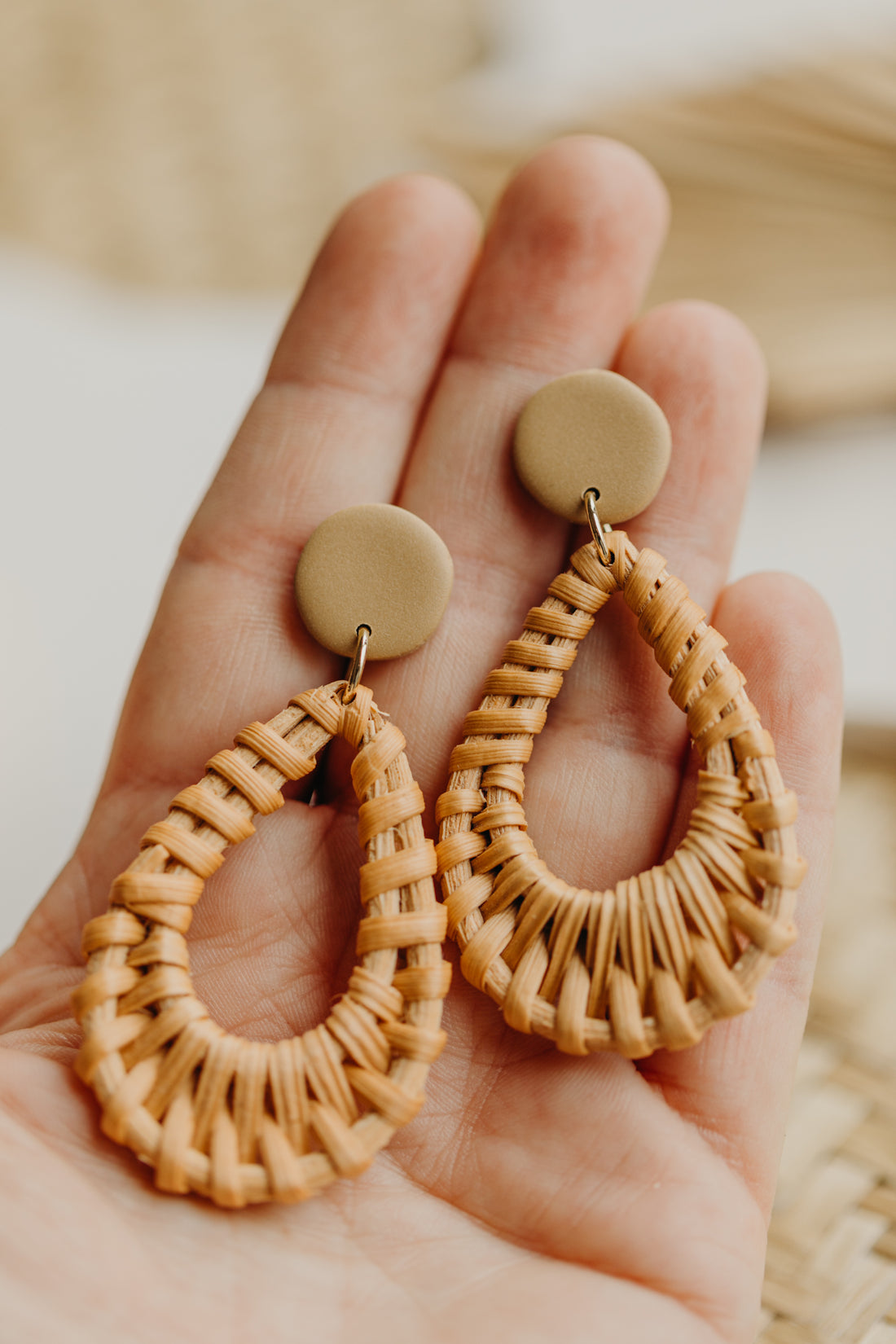helle Polymer Ton Ohrringe mit Rattan Anhänger Tropfen in der Farbe Sand