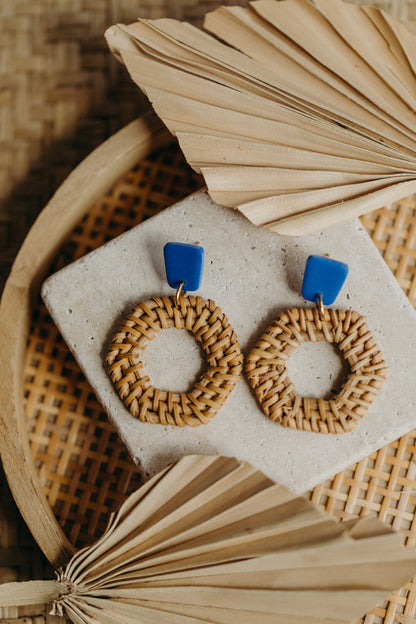 Eckige Polymer Ton Ohrringe mit sechseckigem Rattan Anhänger in der Farbe Kornblumenblau