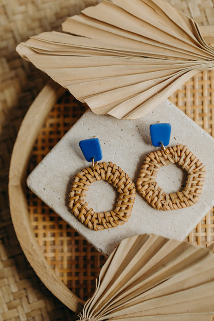 Eckige Polymer Ton Ohrringe mit sechseckigem Rattan Anhänger in der Farbe Kornblumenblau