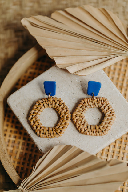 Eckige Polymer Ton Ohrringe mit sechseckigem Rattan Anhänger in der Farbe Kornblumenblau