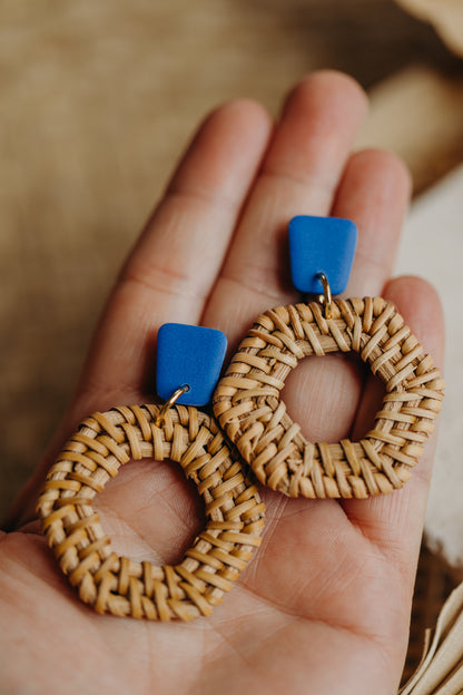 Eckige Polymer Ton Ohrringe mit sechseckigem Rattan Anhänger in der Farbe Kornblumenblau